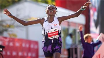Ruth Chepngetich lief in Chicago als erste Frau einen Marathon unter 2:10 Stunden und wurde nun für drei Jahre gesperrt.