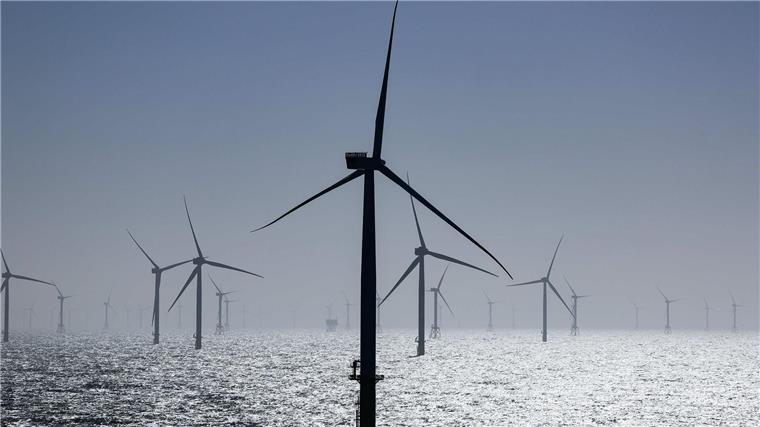 RWE darf in der Nordsee weitere zwei große Windparks bauen. (Archivbild)