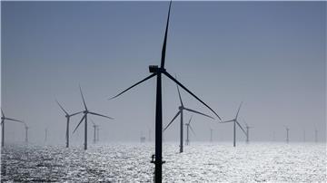 RWE darf in der Nordsee weitere zwei große Windparks bauen. (Archivbild)