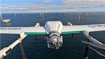 RWE hat autonom fliegende Drohnen getestet, die Material zu Windrädern auf See bringen können.