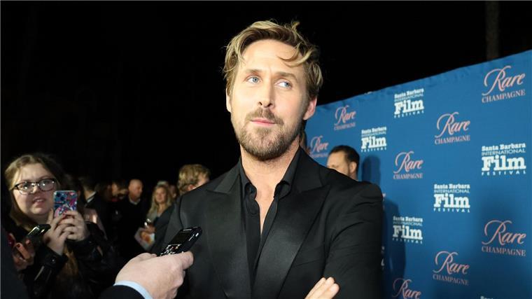 „Oppenheimer“ räumt auch bei Critics Choice Awards ab Ryan Gosling auf dem Roten Teppich, bevor er den Kirk Douglas Award for Excellence in Film vom Santa Barbara International Film Festival 2024 erhält.