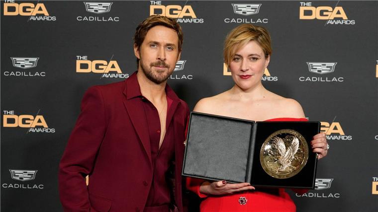 Christopher Nolan mit US-Regiepreis ausgezeichnet Ryan Gosling (l) mit „Barbie„-Regisseurin Greta Gerwig bei den Directors Guild of America Awards (DGA) Awards.