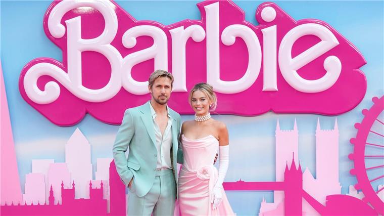 Golden Globes: „Barbie“ ist Favorit - Hüller nominiert Ryan Gosling und Margot Robbie bei der „Barbie“-Premiere in London.