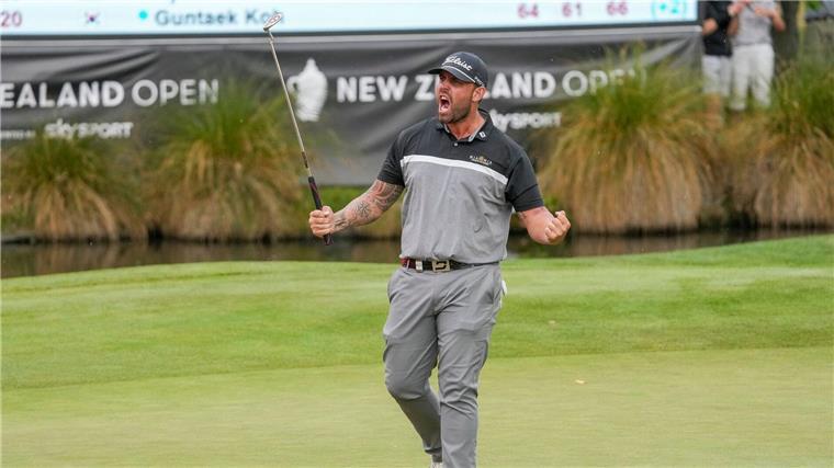 Ryan Peake jubelt über seinen Sieg bei der New Zealand Open.