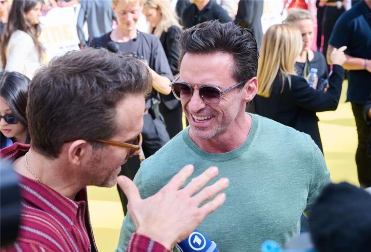 Ryan Reynolds und Hugh Jackman sind zu Scherzen aufgelegt.