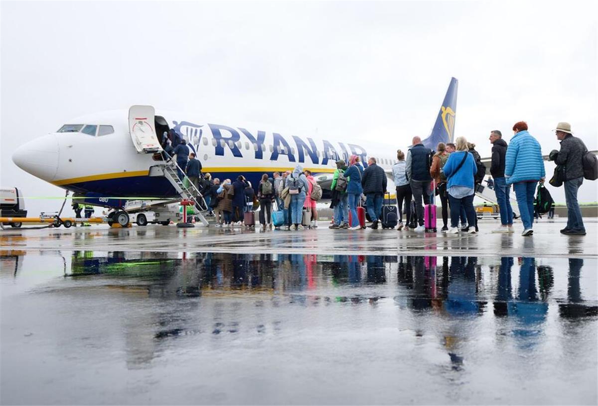 „Plage“, die „eliminiert“ werden muss: Ryanair-Chef sorgt für Empörung Passagiere steigen auf dem Flughafen Lübeck in eine Boing 737-800 AS der Fluggesellschaft Ryanair mit dem Ziel Mallorca.