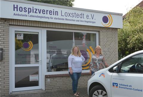 Sabine Ahrens (rechts) gibt die Arbeit als Koordinatorin des Loxstedter Hospizvereins mit einem guten Gefühl an Iris Voigt ab. Dank des neuen Vereinsflitzers ist Voigt auch mobil. 