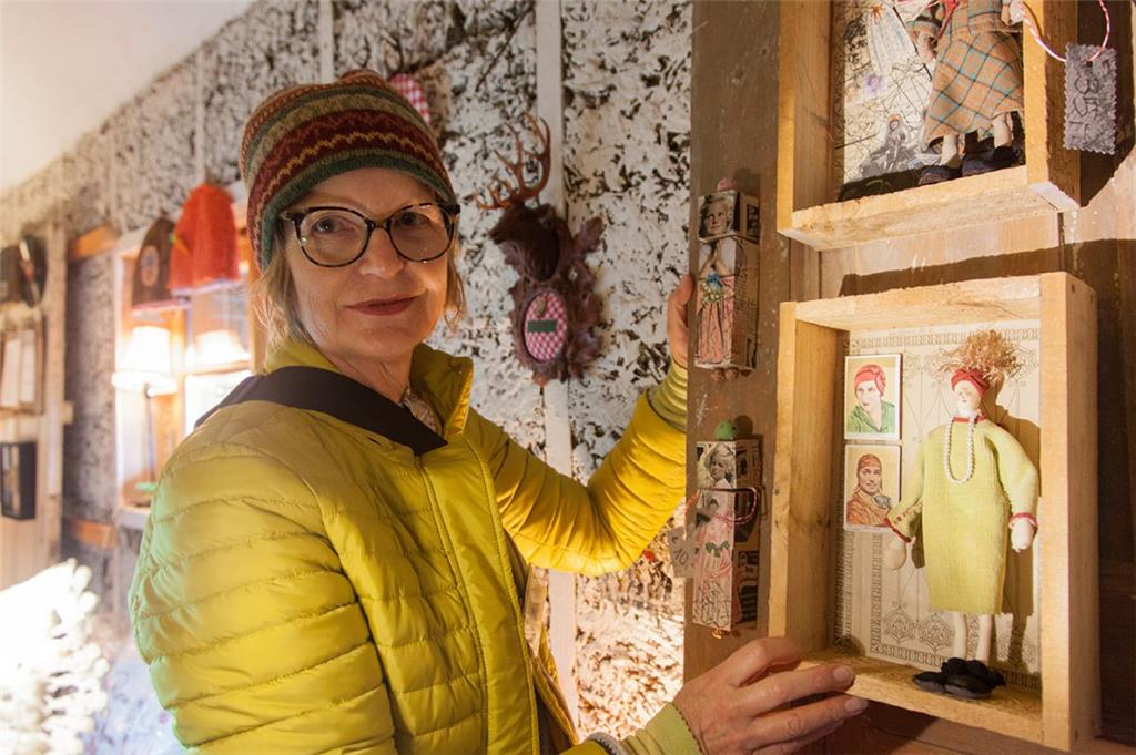 Sabine Hanke machte mit ihren originellen Kunstbildern dem Motto des „Kitsch, Ku...