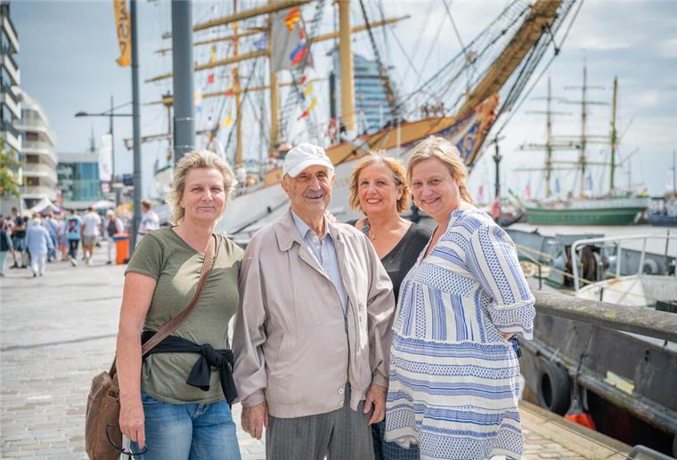 Maritime Tage: Lauter wundervolle Menschen... (Bildergalerie) Sabine, Jan, Anke und Petra aus Bremen mussten gar nicht weit fahren um Schiffe und Maritimes zu genießen.