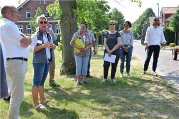Sabine Minnemann (2. von links) begrüßte die Jury in Schwei auf dem Kirchplatz. Mit der Rundfahrt durch den Ort konnte die Dorfgemeinschaft überzeugen.