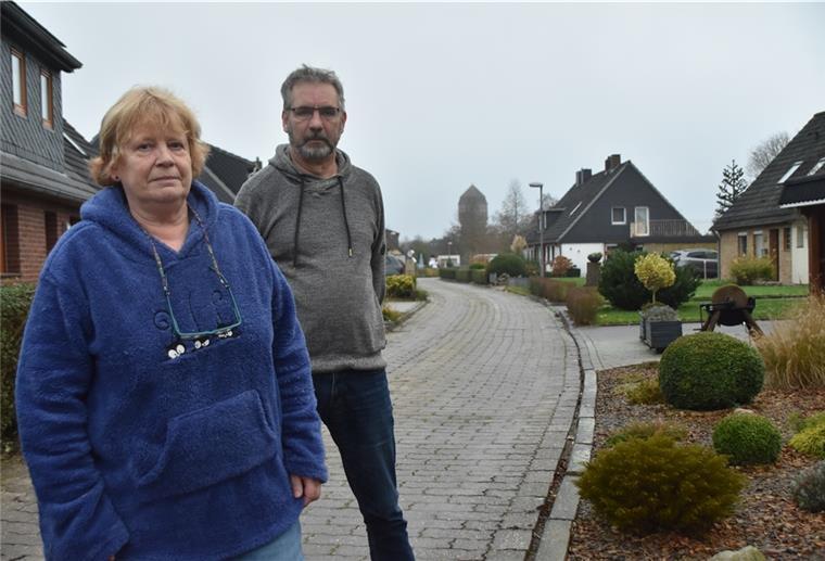 Mehrere Nordenhamer wochenlang ohne Internet, Telefon und TV Sabine Nemeyer und Ralf Wittje sind stinksauer. Ihre und vier weitere Haushalte sind seit über vier Wochen ohne Internet, Telefon und Kabel-TV.