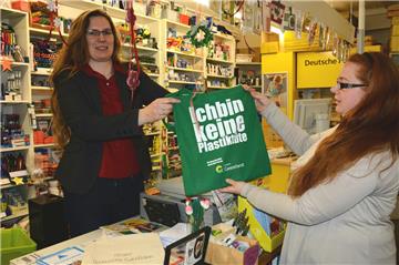 Sabine Oster (links) und Christin Biller (Bunter Laden) machen mit beim plastiktütenfreien Tag der Stadt Geestland. Foto Seelbach
