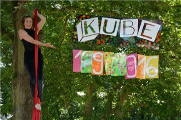 Sabine Pfeiff hatte am Sonnabend im Amtsgarten die Ehre, das hoch im Baum befestigte 25-Jahre-Festschild für die Kube während einer künstlerisch-akrobatischen Vorführung zu enthüllen.