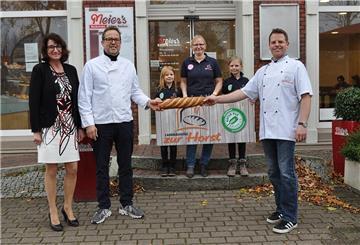 Sabine und Gunnar Meier (links) haben ihren Betrieb an Torben zur Horst übergeben. Mit dabei waren auch seine Frau Iris und seine beiden Kinder.