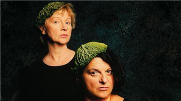 Zwei Frauen gucken ernsthaft in die Kamera. Grünes Gemüse befindet sich auf ihren Köpfen. Sabine Urig und Jutta Habicht alias „Alte Mädchen“ treten am Freitag, 25. April, im Capitol auf. 