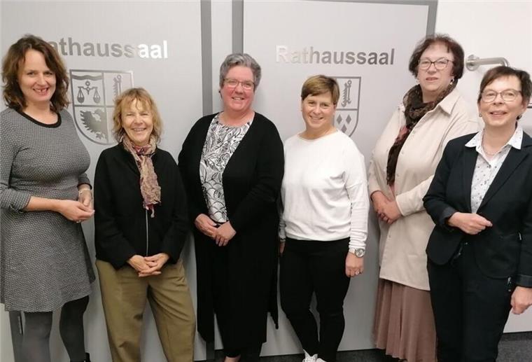 Sabine Wist (SPD), Ina Machnik (GRÜNE), Anja Meißner (CDU), Susanne Hadeler-Müller (Bürgerforum), Birgit Woitack-Dankers (Gleichstellungsbeauftragte) und Birgit Meyn-Horeis (SPD, v.l.) haben gemeinsam mit Michaela Meyer einen Antrag eingebracht, künftig sonntags das Hemmoorer Schwimmbad "Ostewelle" zwei Stunden lang nur für Frauen zu öffnen. 