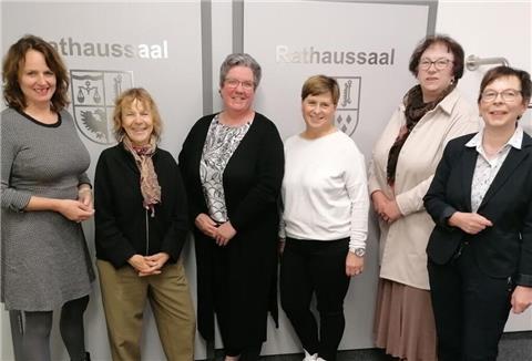 Sabine Wist (SPD), Ina Machnik (GRÜNE), Anja Meißner (CDU), Susanne Hadeler-Müller (Bürgerforum), Birgit Woitack-Dankers (Gleichstellungsbeauftragte) und Birgit Meyn-Horeis (SPD, v.l.) haben gemeinsam mit Michaela Meyer einen Antrag eingebracht, künftig sonntags das Hemmoorer Schwimmbad "Ostewelle" zwei Stunden lang nur für Frauen zu öffnen. 