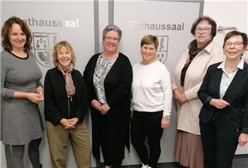 Sabine Wist (SPD), Ina Machnik (GRÜNE), Anja Meißner (CDU), Susanne Hadeler-Müller (Bürgerforum), Birgit Woitack-Dankers (Gleichstellungsbeauftragte) und Birgit Meyn-Horeis (SPD, v.l.) haben gemeinsam mit Michaela Meyer einen Antrag eingebracht, künftig sonntags das Hemmoorer Schwimmbad "Ostewelle" zwei Stunden lang nur für Frauen zu öffnen. 