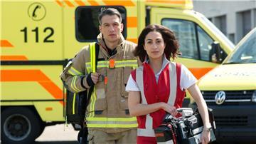 Sabrina Amali (r.) als Notärztin Dr. Nina Haddad und Max Hemmersdorfer (l.) als Feuerwehrmann Markus Probst in einer Szene aus „Die Notärztin“.