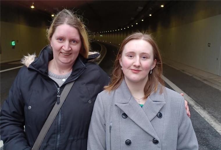 Sabrina Focke und ihre Tochter Anjelina wollten die einmalige Gelegenheit nutzen und durch den Hafentunnel gehen.