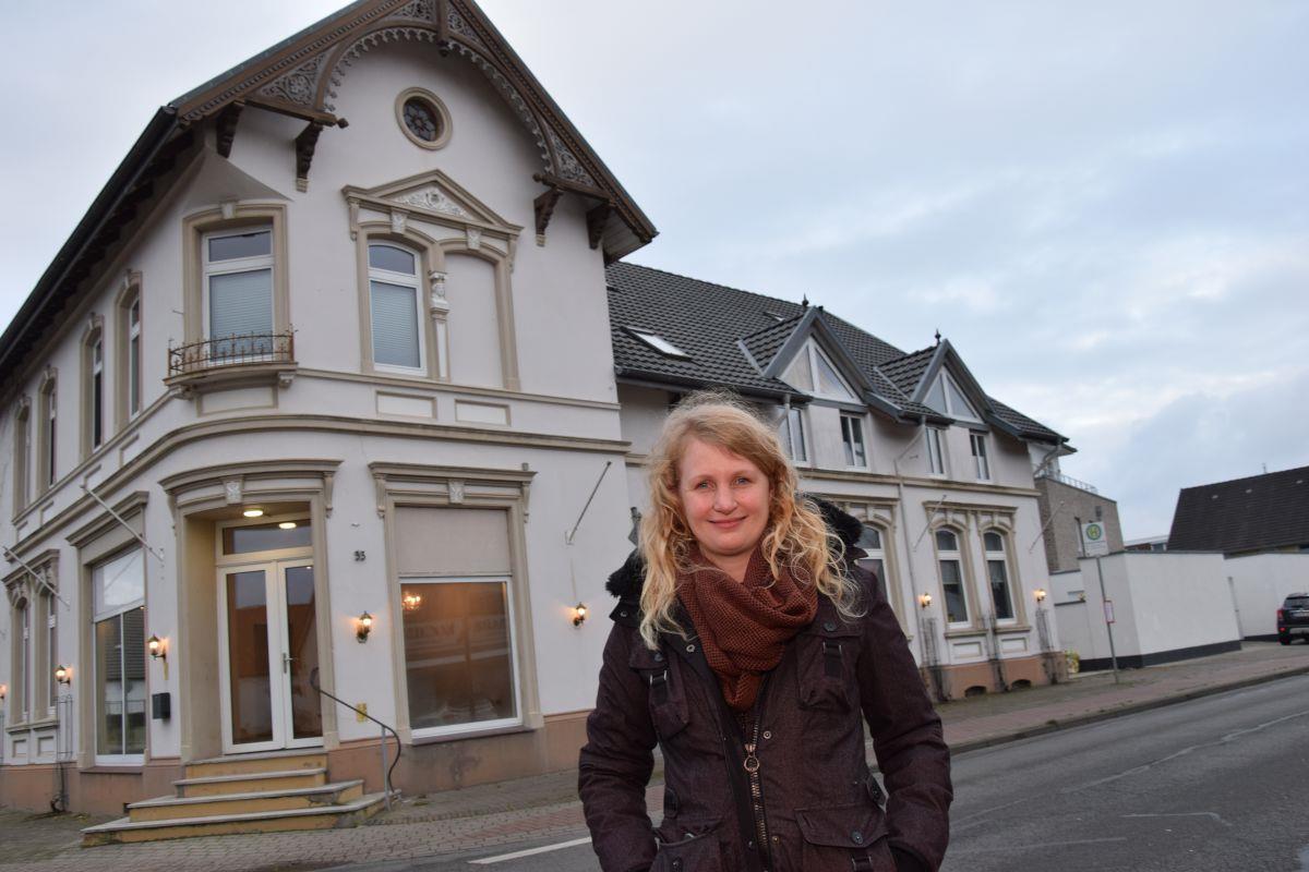 Nordenham: Neues Leben in früherem Möbelhaus Sabrina Geil hat das markante Gebäude an der Ecke Atenser Allee/Wehrdeich erworben.