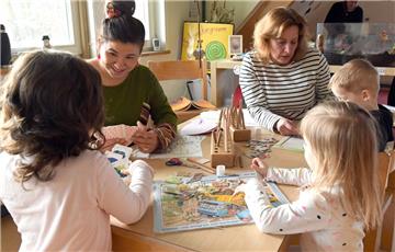 Sabrina King und Sabine Matthes spielen im Fröbelkindergarten mit den Kleinen. Doch so ideal wie auf dem Foito ist die Situation nicht in jeder Kita. Bis 2019 braucht die Stadt rund 100 Erzieher.