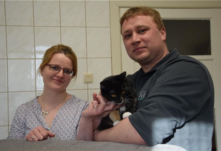 Sabrina und Sebastian Wulff sind das neue Betreiberpaar des Moyzes-Tierheims in Volkers. Ein Leben ohne Tiere mögen sie sich gar nicht vorstellen. Foto Reim