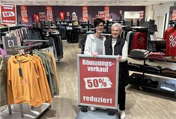 Zwei Frauen in Textilgeschäft