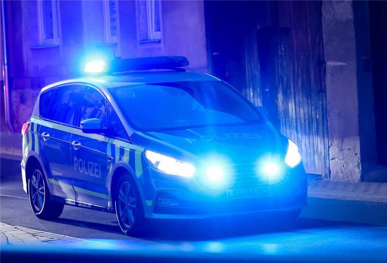 Unbekannte beschädigen Parteibüros - Polizei sucht Zeugen ARCHIV - 25.03.2024, Sachsen-Anhalt, Bad Bibra: Ein Fahrzeug der Polizei fährt mit Blaulicht am Abend durch eine enge Straße. (zu dpa: «Razzien wegen Kinderpornografie im Raum Dresden - Festnahmen») Foto: Jan Woitas/dpa +++ dpa-Bildfunk +++