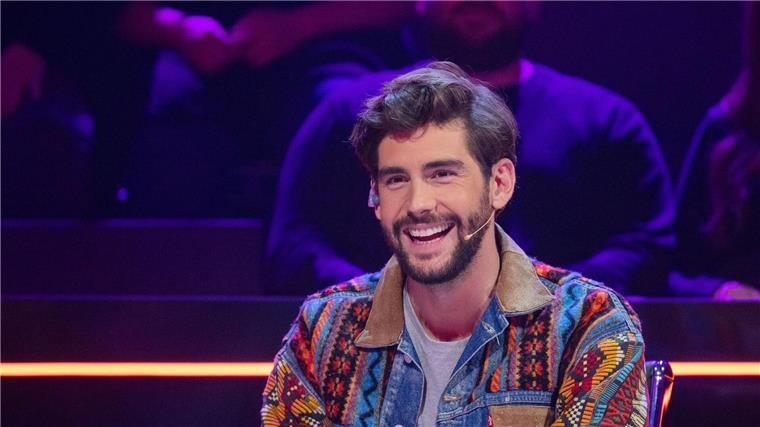 „The Masked Singer“ - Ruth Moschner hat einen Neuen Sänger Alvaro Soler war schon 2021 Gast im Rateteam.