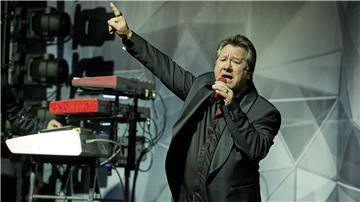 Sänger Claudius Dreilich singt auf der Bühne. 
