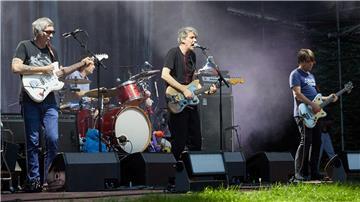 Sänger Dirk von Lowtzow (M) steht mit seiner Rockband Tocotronic auf der Freilichtbühne im Stadtpark. Außerdem gehören noch Bassist Jan Müller (rechts), Gitarrist Rick McPhail (links) und Schlagzeuger Arne Zank (hinten) zur Band.