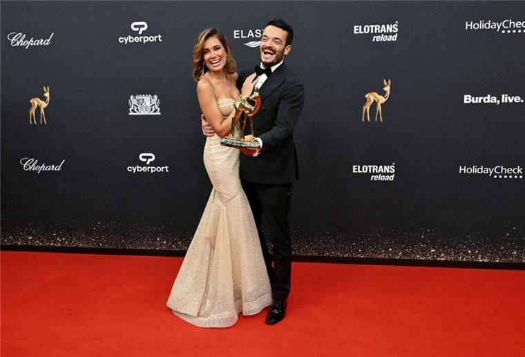 Sänger Giovanni Zarrella (r) und seine Frau Jana Ina Zarrella jubeln mit dem Bambi in der Kategorie „Entertainment“.