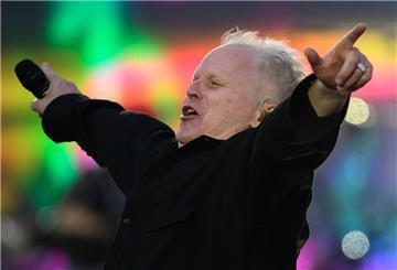 Sänger Herbert Grönemeyer performt zum Auftakt seiner Tournee im Dresdener Rudolf-Harbig-Stadion.