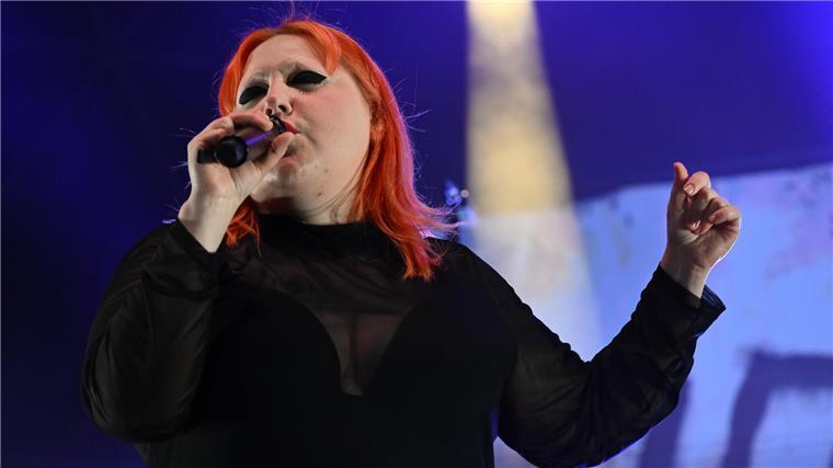 Gewaltige Stimmen: Vom Konzert mit Gossip zum Buch über Fußballsongs