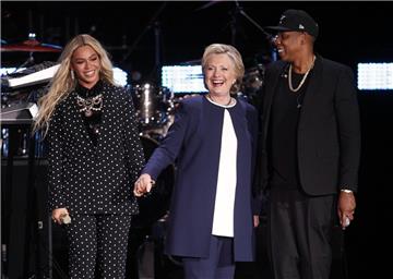 Sängerin Beyonce (links) und ihr Ehemann Rapper  Jay-Z gaben in Cleveland ein Konzert, um Hillary Clinton beim US-Präsidentschaftswahlkampf zu unterstützen. 