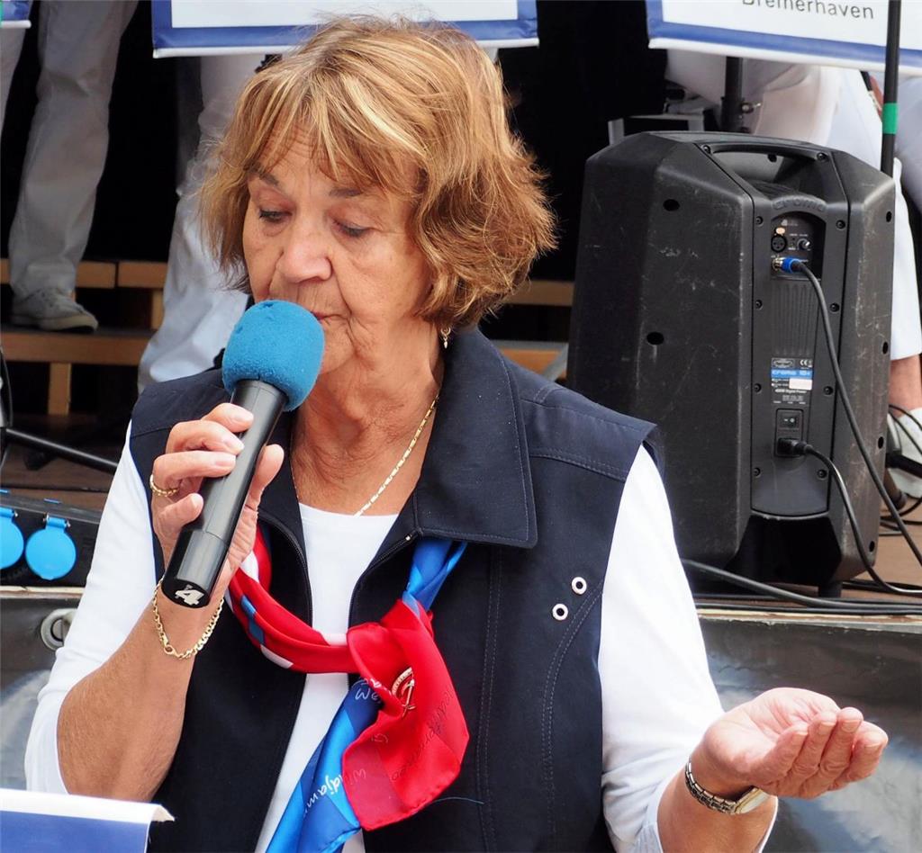 Sängerin Renate vom &quot;Original Maritim Chor Luv und Lee&quot;.