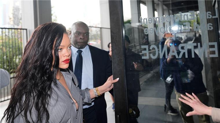 Rapper Asap Rocky freigesprochen - Jubel und Umarmungen Sängerin Rihanna wohnte der Urteilsverkündung bei.
