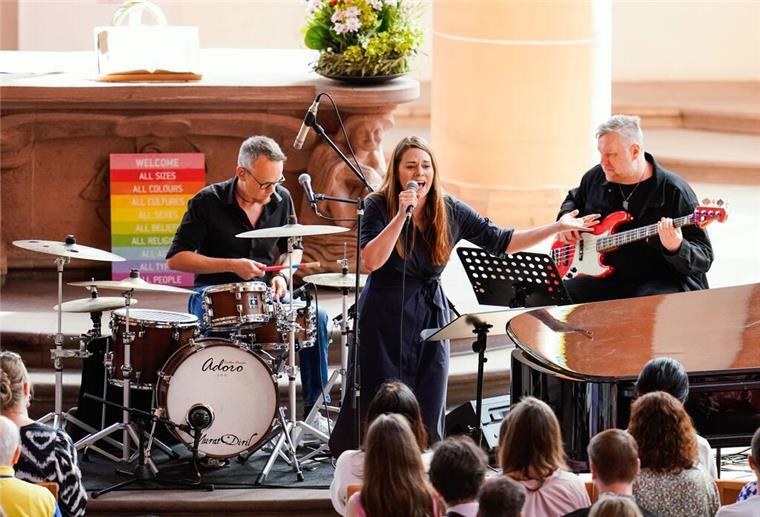 Taylor-Swift-Gottesdienste begeistern Sängerin Tine Wiechmann covert Taylor-Swift-Songs in der Kirche.