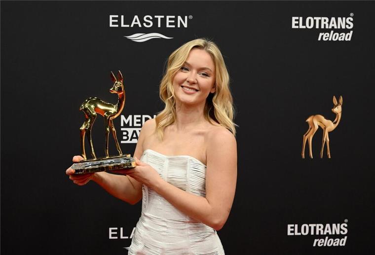 Sängerin Zara Larsson mit ihrem Bambi in der Kategorie „Musik international“.