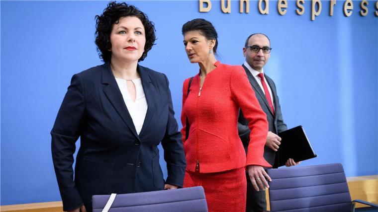 Sahra Wagenknecht (M) steht zusammen mit Amira Mohamed Ali (l) und Shervin Haghsheno bei der Vorstellung der Partei „Bündnis Sahra Wagenknecht - für Vernunft und Gerechtigkeit“ (BSW) in der Bundespressekonferenz.