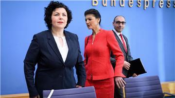 Sahra Wagenknecht (M) steht zusammen mit Amira Mohamed Ali (l) und Shervin Haghsheno bei der Vorstellung der Partei „Bündnis Sahra Wagenknecht - für Vernunft und Gerechtigkeit“ (BSW) in der Bundespressekonferenz.