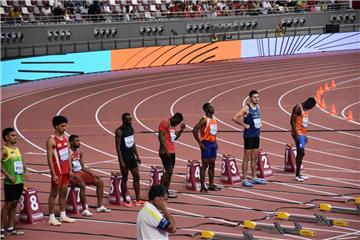 Said Gilani (Zweiter von rechts) wartet auf den Start seines Laufes über die 100 Meter. 