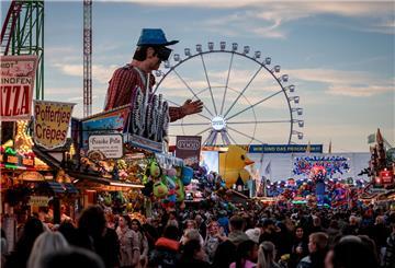 Der SAiL-Truck der Erlebnis Bremerhaven GmbH verteilt Strohhüte und Süßigkeiten beim Bremer Freimarktsumzug und macht Lust auf das Windjammerfestival 2025.