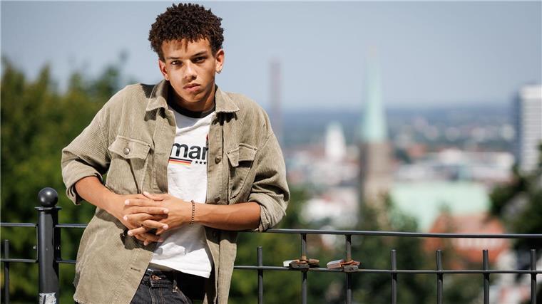 Vom Schultheater nach Hollywood: Salimou Thiam startet durch Salimou Thiam will hoch hinaus - im Oktober gehen die Dreharbeiten für „Die Tribute von Panem“ weiter.
