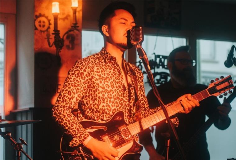 Die Band Salo Sulano & Calamities spielt auf einer Bühne.
