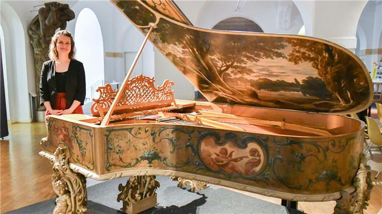 Klangvolles für die Welt - Berühmte Klavierbauer im Fokus Salon-Konzertflügel von Grotrian-Steinweg: Kuratorin Antje Becker zeigt eines der Ausstellungs-Highlights in Braunschweig.