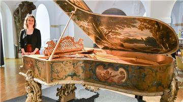 Salon-Konzertflügel von Grotrian-Steinweg: Kuratorin Antje Becker zeigt eines der Ausstellungs-Highlights in Braunschweig. 