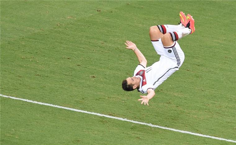 Salto in eine neue Zukunft: Miroslav Klose hängt seine Fußballschuhe an den Nagel und will Trainer werden.