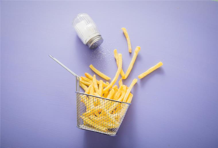 Pommes frites in einem Korb mit Salzstreuer
